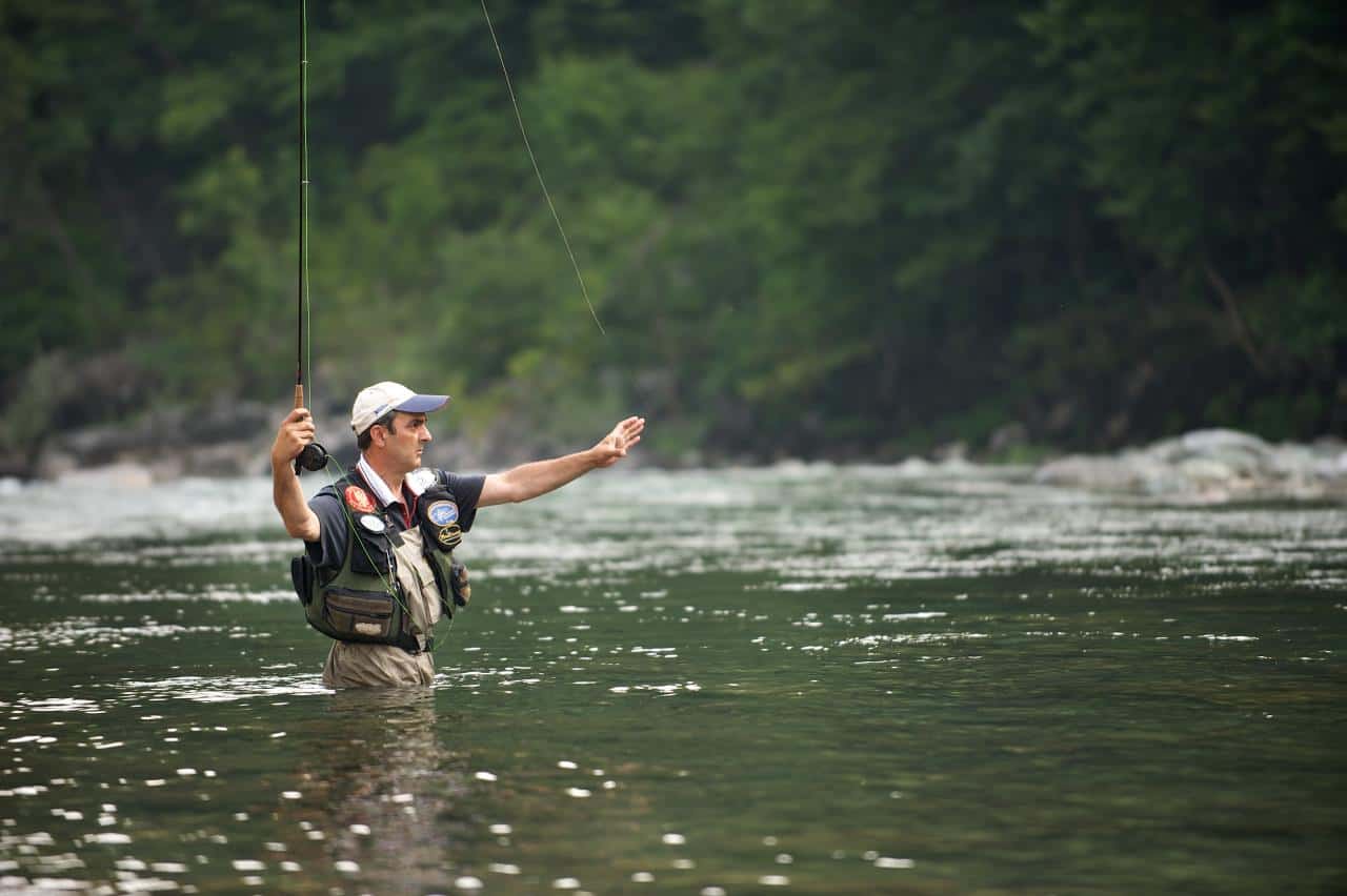 Организованная рыбалка. Ловля нахлыстом. Рыбак на горной речке. Нахлыстовая рыбалка. Спортивная рыбалка на реке.